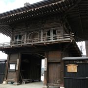 立派な楼門のある寺