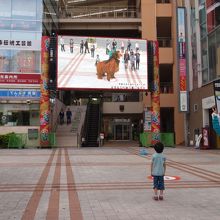 合成映像が映し出される大型モニター