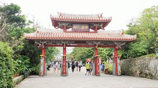 赤瓦の美しい門