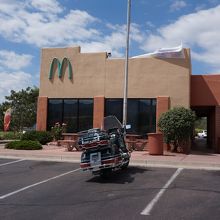 黄色じゃなく緑の看板。