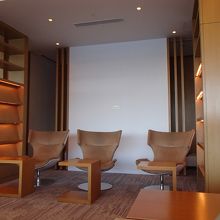 仮眠室とリラックスチェア。壁に電源あり