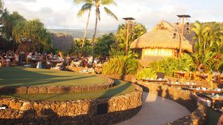 サンセットを楽しみながらのルアウ！