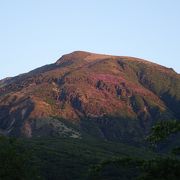 夕日が当たって赤富士ならぬ赤星生山
