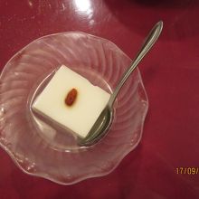 デザートはスーパー並みのお粗末なもの