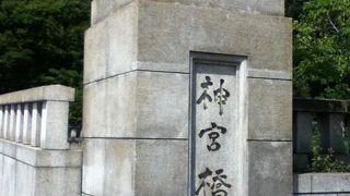 名前のとおり明治神宮の前です。