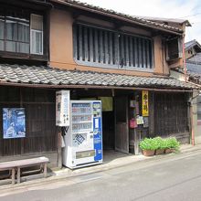 楽々鶴の看板と自販機の在る玄関です