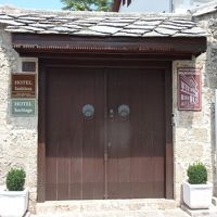 高い塀に囲まれて外からは中が見えません