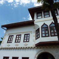 白壁の建物です