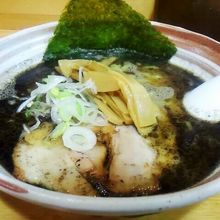 こってり醤油ラーメン（焦がしにんにく油）