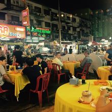 少し遅めに行った方が賑やかでいいかも。