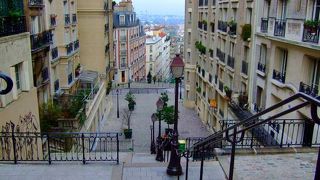 画家ユトリロが描いた通りの中でも有名な通りのひとつ、かつてはサン・ドニ大修道院までつづいていた　Rue du Mont-Cenis (18区)