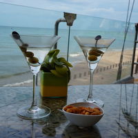 海に面したレストラン。ハッピー・アワーのカクテル