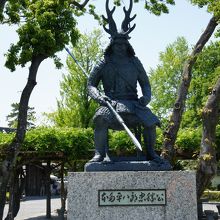 岡崎公園内に建つ本多忠勝の像