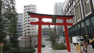 大きな鳥居が日本橋に新しく