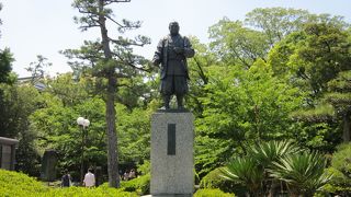 岡崎公園には家康像がいっぱい