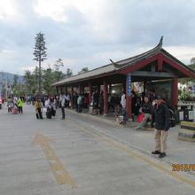 駅前のバス停。