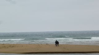ビーチの向こうに巨大な火力発電所が・・・・