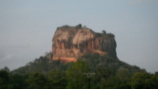 町中に聳えています