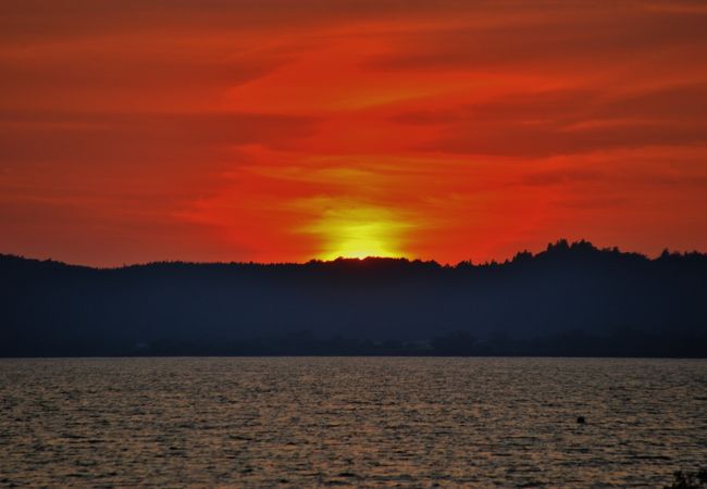 夏は湖水浴　塩辛くない真水、波のない水面で水浴可能　年間通してオートキャンプが可能　磐梯山と猪苗代湖撮影スポット