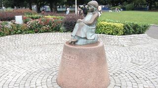 赤い靴はいた女の子は、異人さんに連れられて行ったはずでしたが、本当は行っていなかったのでした。