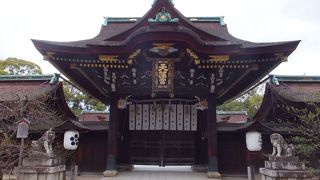 参道が長いです。すぐ裏は平野神社。