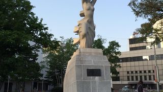 交差点角にある