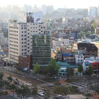 大きな交差点の傍にパン屋があります。