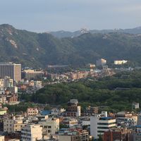 北漢山の麓には青瓦台や古宮も見える