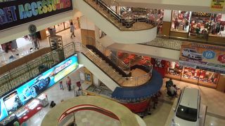 都会的ショッピングセンターです。ローカル色はありません。