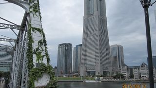 ランドマークタワー、パシヒコ横浜など、近代的な都市機能に加え、ショッピングや観光・娯楽施設も充実しています。