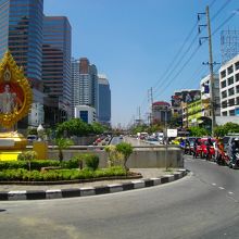 ホイクワン駅周辺のラチャダーピセーク通り