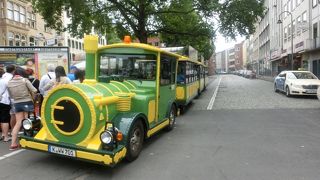 乗り降り自由のミニ・トレインの循環観光バス