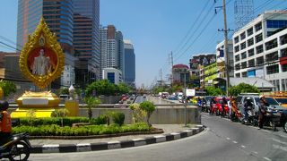 ショッピングセンターやホテル等が点在する広い道路