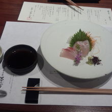 前菜は、キッシュやローストビーフでした。子供用もキチンとした