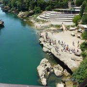 東のイスラム教徒と西のキリスト教徒の居住地を分けていた流れ