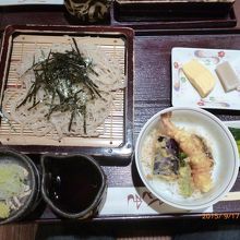 お昼のおすすめ品ざるそばセットです。