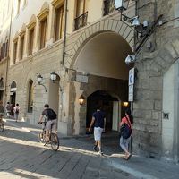 入り口はこのアーチのすぐ下です。わかりづらい。