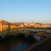 朝のベッキオ橋は静まり返っています