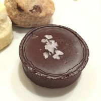 岩塩の乗ったチョコレートタルト。見た目通りの美味しさ！