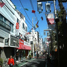 個人商店と万国旗が懐かしい雰囲気です。