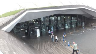 たまたま豪華客船「飛鳥?」が停泊中でした。ただのんびりするだけでも楽しいスポットです。