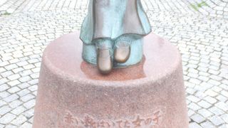 山下公園にあります。靴はみんなが撫でるせいかピカピカ！