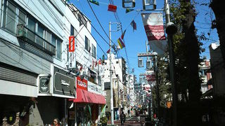 万国旗がたなびく懐かしい雰囲気