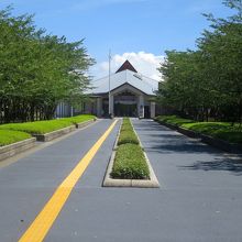 バス停から徒歩5分程度で「知覧特攻平和会館」前に到着です 