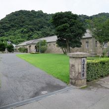 「仙厳園」の玄関正面に位置しています 