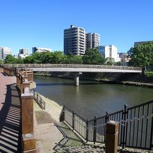 川沿いの遊歩道、あるいは川の縁を散歩することができます 