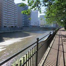 奥に見える「高見橋」を左手に向かえば「鹿児島中央」駅です 
