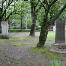 奥には「伴彦四郎先生頌徳碑」、「噫壮烈法亢盛孝君」の碑