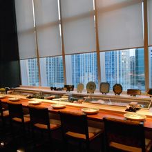 美しいカウンターには飾り皿 