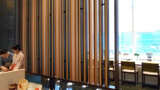 夕食時の寿司カウンターは、まさしく日本です